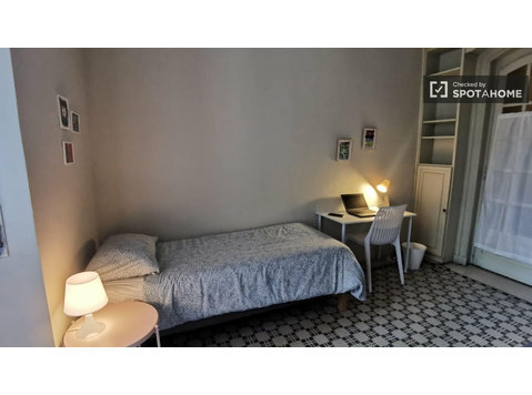 Room in refurbished 5-bedroom apartment - De inchiriat