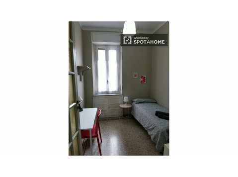 Room in refurbished 5-bedroom apartment - For Rent