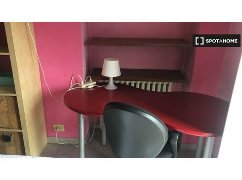 Roomfor rent in 2-bedroom apartment in Campidoglio, Turin - De inchiriat