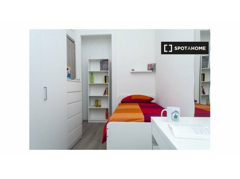 Rooms for rent in 6-bedroom apartment in Turin - الإيجار