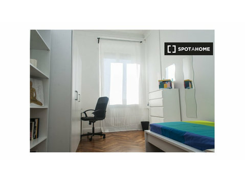 Torino'da 6 yatak odalı dairede kiralık odalar - Kiralık