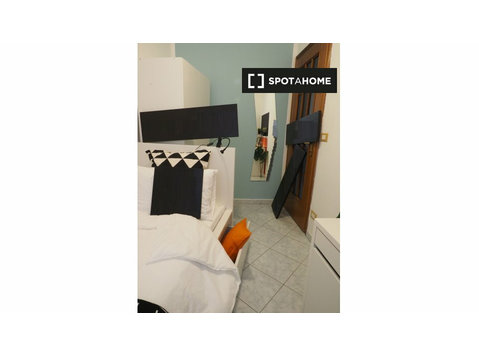 Rooms for rent in 6-bedroom apartment in Turin - الإيجار