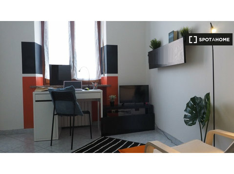Zimmer zu vermieten in 6-Zimmer-Wohnung in Turin - Zu Vermieten