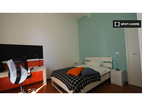 Rooms for rent in 6-bedroom apartment in Turin - Til leje