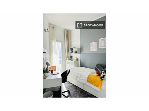 Zimmer zu vermieten in einer 5-Zimmer-Wohnung in Turin - Zu Vermieten