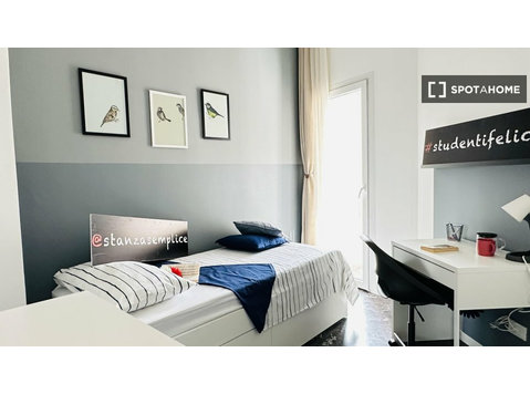 Torino'da 5 yatak odalı bir dairede kiralık odalar - Kiralık