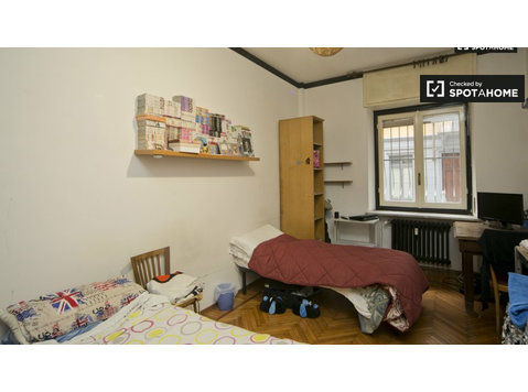 Einzelbett im gemütlichen Mehrbettzimmer in Vanchiglia,… - Zu Vermieten