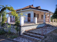 Strada Castelletto, Calliano - Häuser