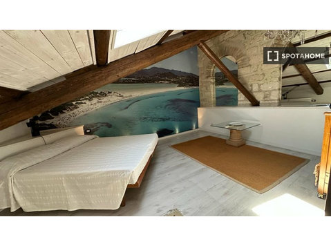 Room for rent in 2-bedroom apartment in Cagliari - Aluguel