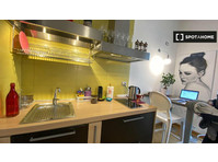 Room for rent in 2-bedroom apartment in Cagliari - De inchiriat
