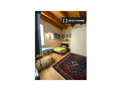 Room for rent in 2-bedrooms apartment in Cagliari - الإيجار