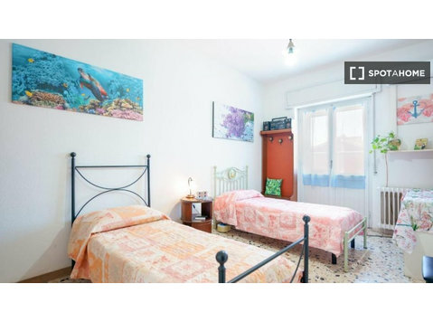 Room for rent in 4-bedroom apartment in Cagliari - Aluguel