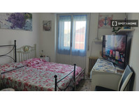 Cagliari'de 4 yatak odalı dairede kiralık oda - Kiralık
