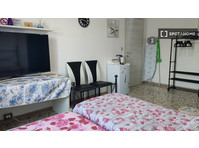 Cagliari'de 4 yatak odalı dairede kiralık oda - Kiralık