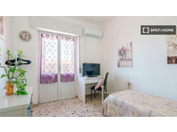 Room for rent in 4-bedroom apartment in Cagliari - K pronájmu