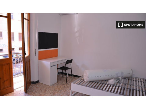 Room for rent in 5-bedroom apartment in Cagliari - Annan üürile