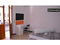 Room for rent in 5-bedroom apartment in Cagliari - Kiadó