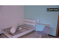 Room for rent in 5-bedroom apartment in Cagliari - Annan üürile
