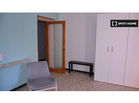 Pokój do wynajęcia w apartamencie z 5 sypialniami w Cagliari - Do wynajęcia