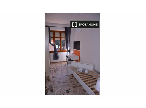 Room for rent in 5-bedroom apartment in Cagliari - برای اجاره