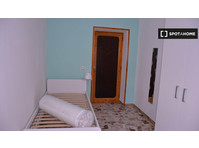 Room for rent in 5-bedroom apartment in Cagliari - Na prenájom