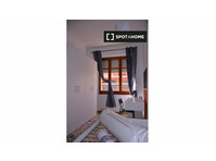 Room for rent in 5-bedroom apartment in Cagliari - Vuokralle