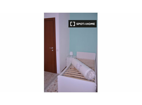 Room for rent in 5-bedroom apartment in Cagliari - Izīrē