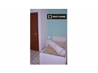 Room for rent in 5-bedroom apartment in Cagliari - เพื่อให้เช่า