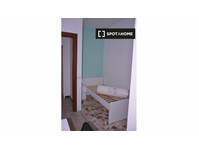 Room for rent in 5-bedroom apartment in Cagliari - K pronájmu