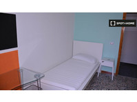 Room for rent in 5-bedroom apartment in Cagliari - K pronájmu