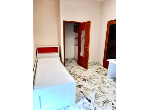 Stanza in Via Asilo Sant'Agata a Catania in appartamento… - 公寓