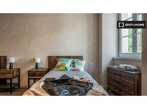 Łóżko do wynajęcia w 4-pokojowym mieszkaniu w Rovereto - Do wynajęcia