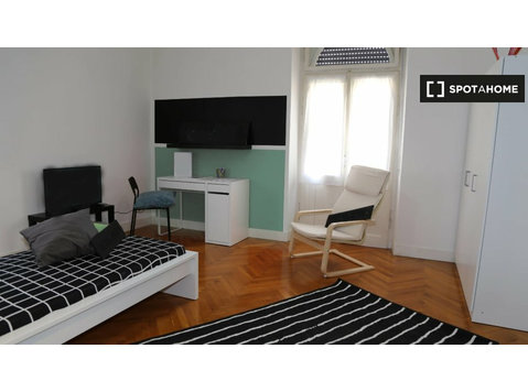 Quarto para alugar em apartamento de 3 quartos em Bolghera,… - Aluguel