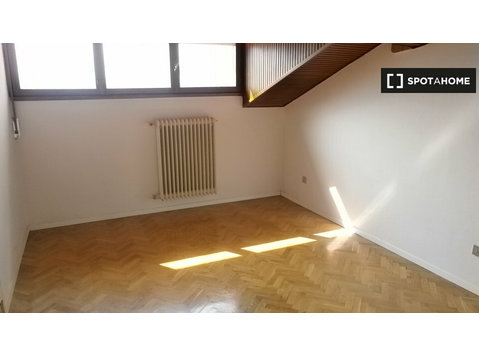Zimmer zu vermieten in 3-Zimmer-Wohnung in Le Albere, Trento - Zu Vermieten