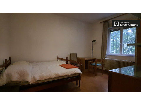 Room for rent in 4-bedroom apartment in Le Albere, Trento - Til leje