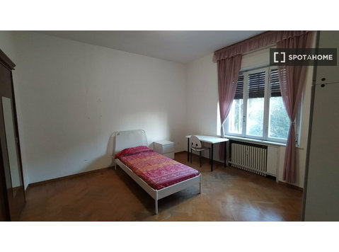 Room for rent in 4-bedroom apartment in Trento, Trento - الإيجار