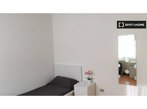 Room for rent in 5-bedroom apartment in City Centre, Trento - Til Leie