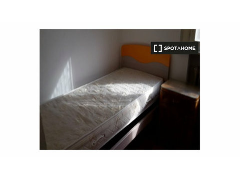 Trento, Le Albere'de 5 yatak odalı dairede kiralık oda - Kiralık