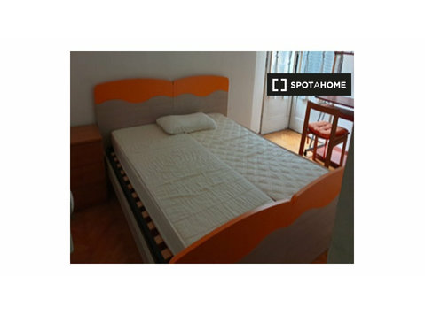 Zimmer zu vermieten in 5-Zimmer-Wohnung in Le Albere, Trento - Zu Vermieten