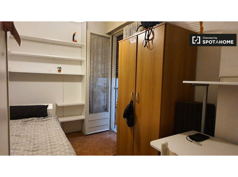 Pokój do wynajęcia w 5-pokojowym mieszkaniu w Le Albere,… - Do wynajęcia