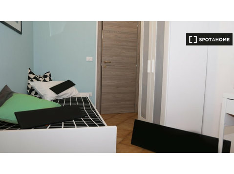 Room for rent in 6-bedroom apartment in S. Pio X, Trento - Vuokralle