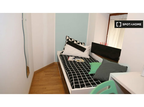 Affittasi stanza in appartamento con 6 camere a Trento - In Affitto