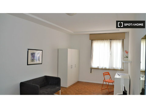 Affittasi stanza in appartamento con 7 camere da letto a… - In Affitto