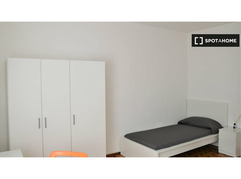 Affittasi stanza in appartamento con 7 camere da letto a… - In Affitto