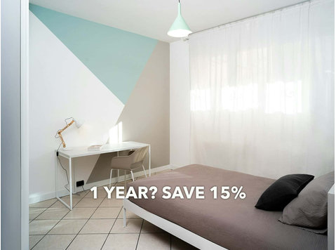 Room in Via Palermo, Trento for 150 m² with 8 bedrooms - Apartments