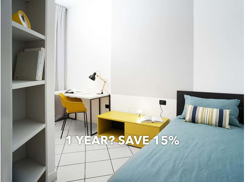 Room in Via Palermo, Trento for 150 m² with 8 bedrooms - Apartments