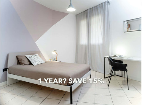 Room in Via Palermo, Trento for 60 m² with 3 bedrooms - Apartments
