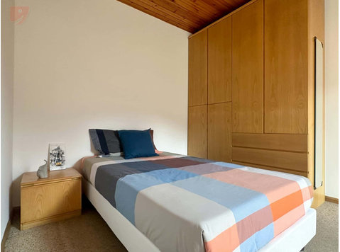 Room in Via Pomeranos, Trento for 145 m² with 6 bedrooms - Apartments