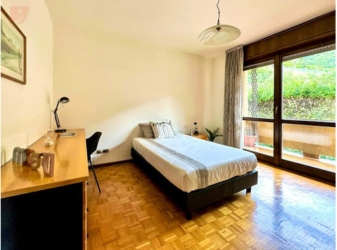 Room in Via Pomeranos, Trento for 145 m² with 6 bedrooms - Apartments
