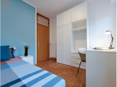 Room in Via San Vito, Trento for 73 m² with 4 bedrooms - Apartments